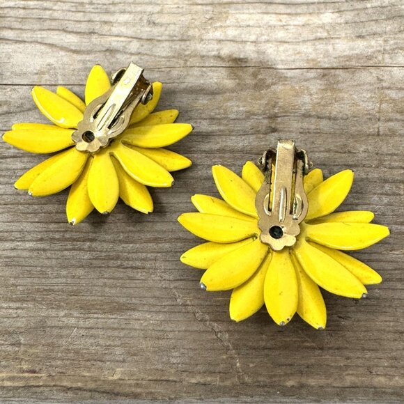 Vintage Metal Yellow Flower Earrings Clip Ons Goldtone Black Centers - Picture 6 of 7